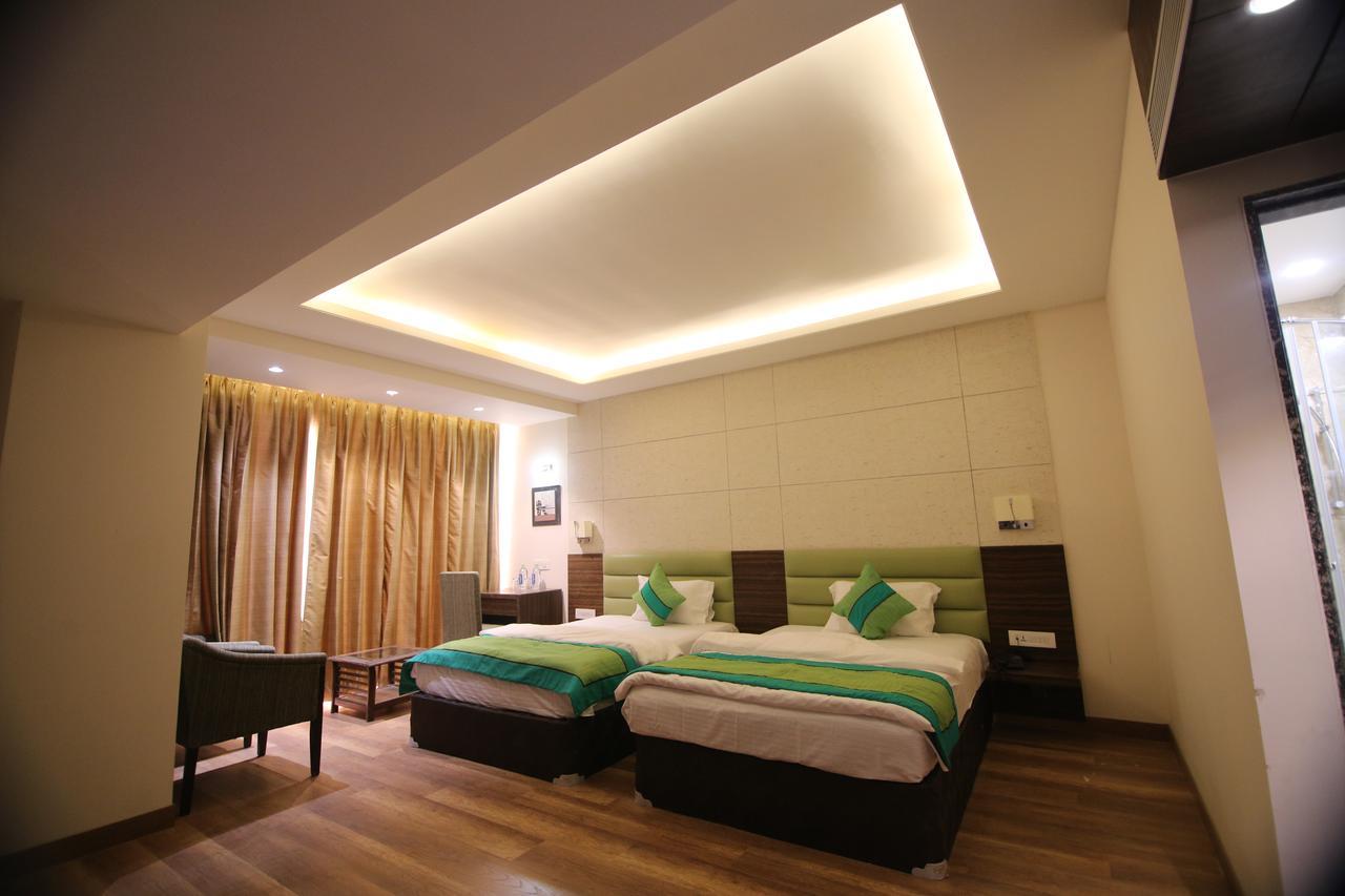เดอะ มิสติก ปาล์ม Hotel มถุรา ภายนอก รูปภาพ