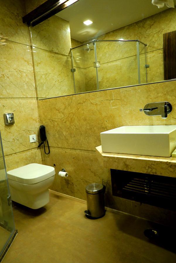 เดอะ มิสติก ปาล์ม Hotel มถุรา ภายนอก รูปภาพ