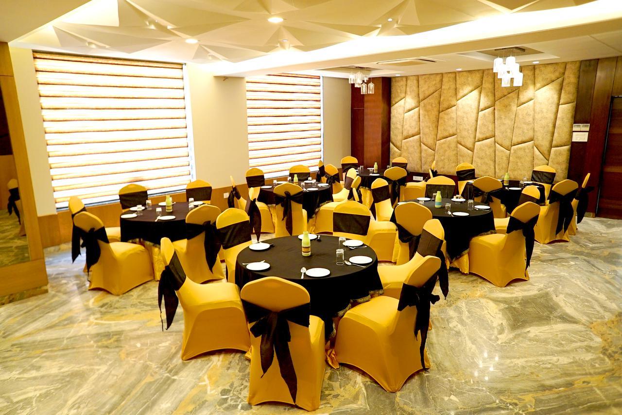 เดอะ มิสติก ปาล์ม Hotel มถุรา ภายนอก รูปภาพ