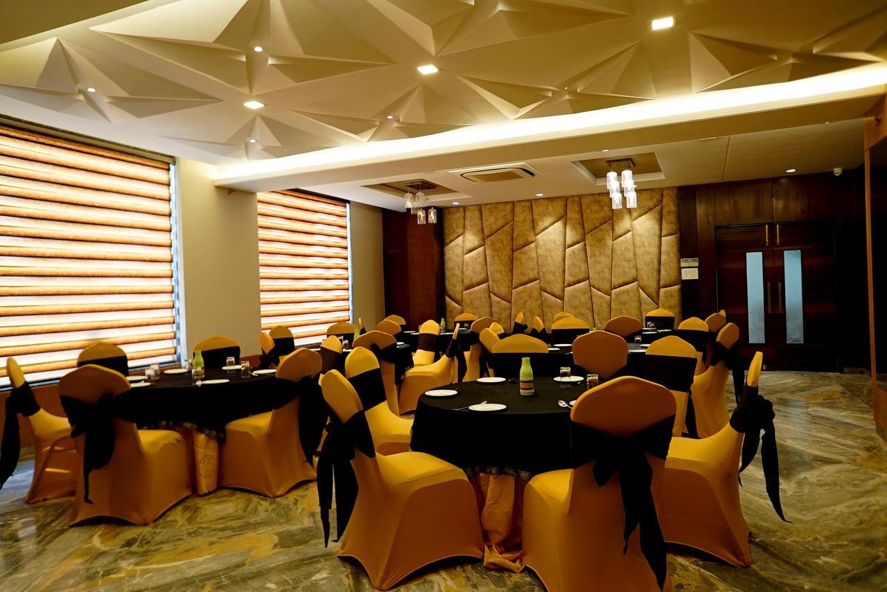 เดอะ มิสติก ปาล์ม Hotel มถุรา ภายนอก รูปภาพ