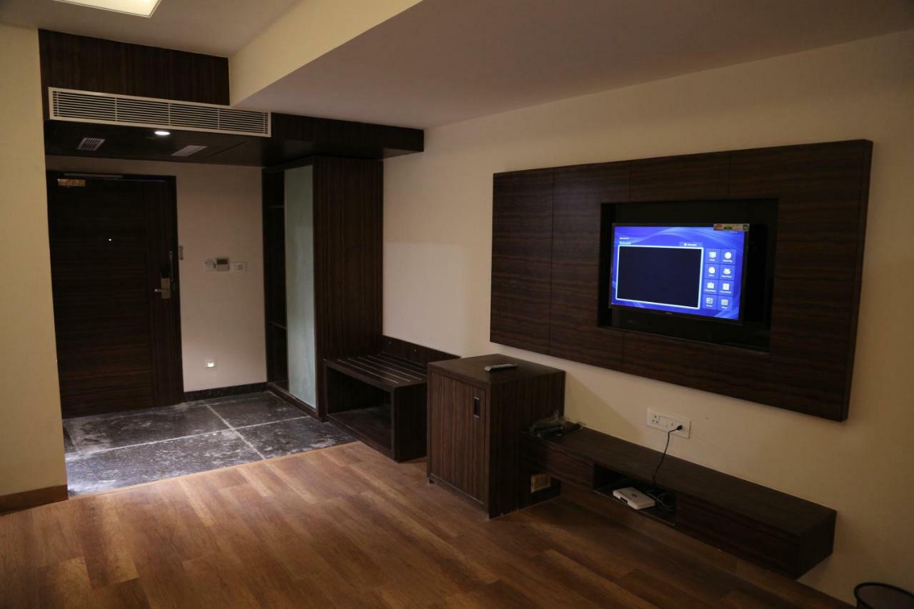 เดอะ มิสติก ปาล์ม Hotel มถุรา ภายนอก รูปภาพ