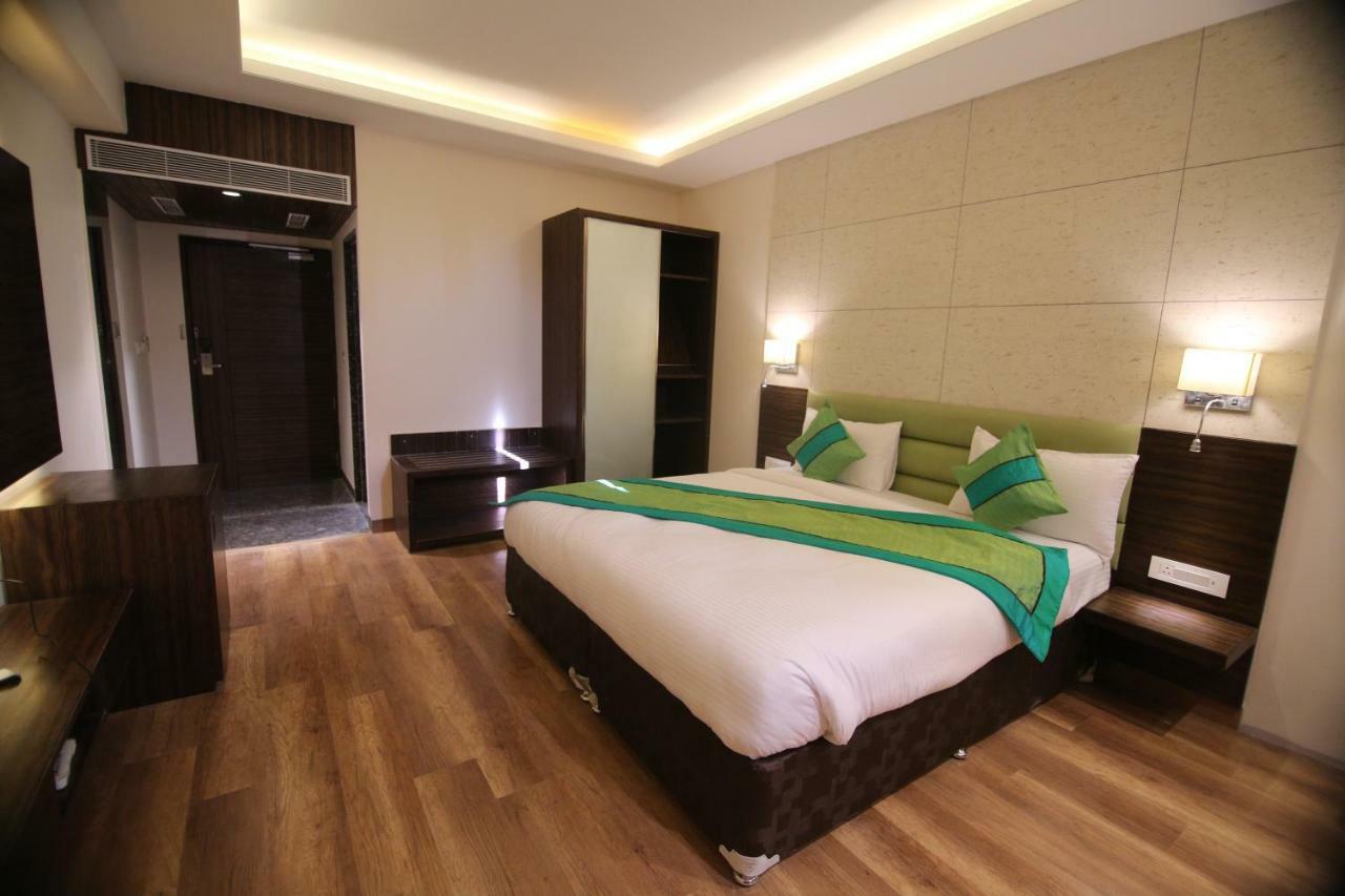 เดอะ มิสติก ปาล์ม Hotel มถุรา ภายนอก รูปภาพ