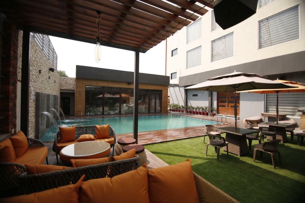 เดอะ มิสติก ปาล์ม Hotel มถุรา ภายนอก รูปภาพ